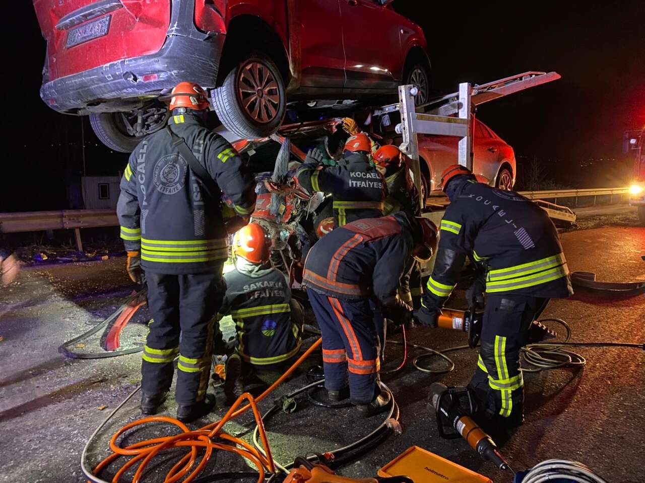 Feci kaza! Taşıdığı araçla çarptığı TIR’ın arasında kaldı 1